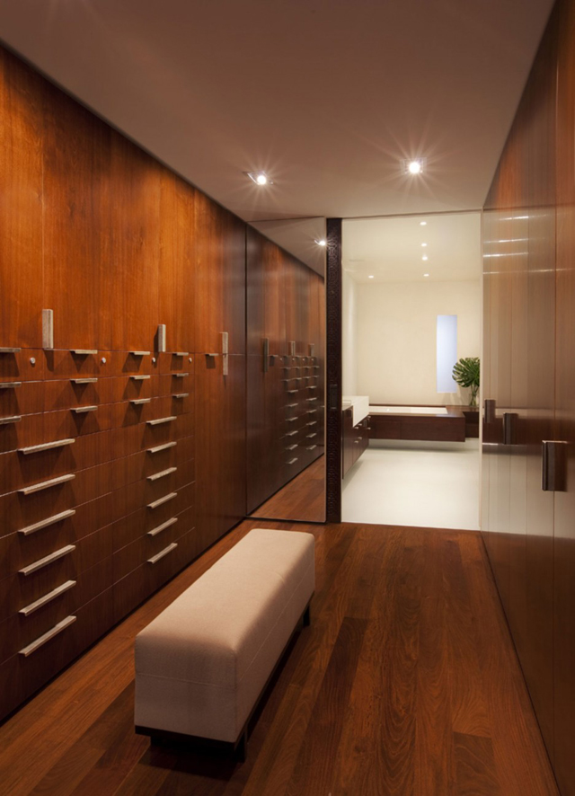 I want to spend time in this closet. (Photo courtesy SPG architects) 